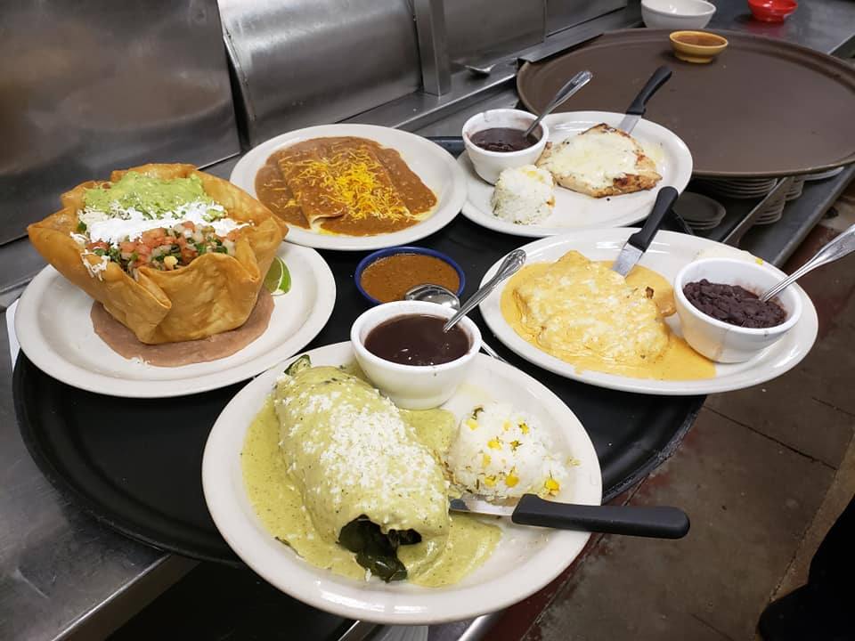 Plates on the table at Ajuúa!